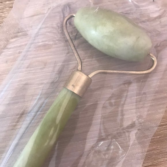 ♥️BRAND NEW FACE ROLLER♥️ - Picture 2 of 3